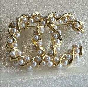 Fashion Jewelry Gold and Pearl Brooch